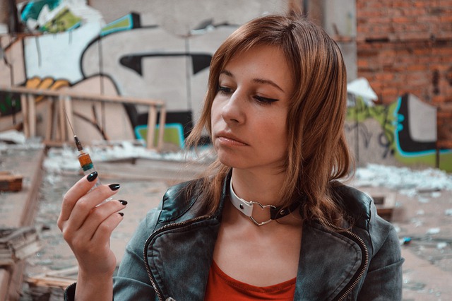 Udzielanie narkotyków i dopalaczy